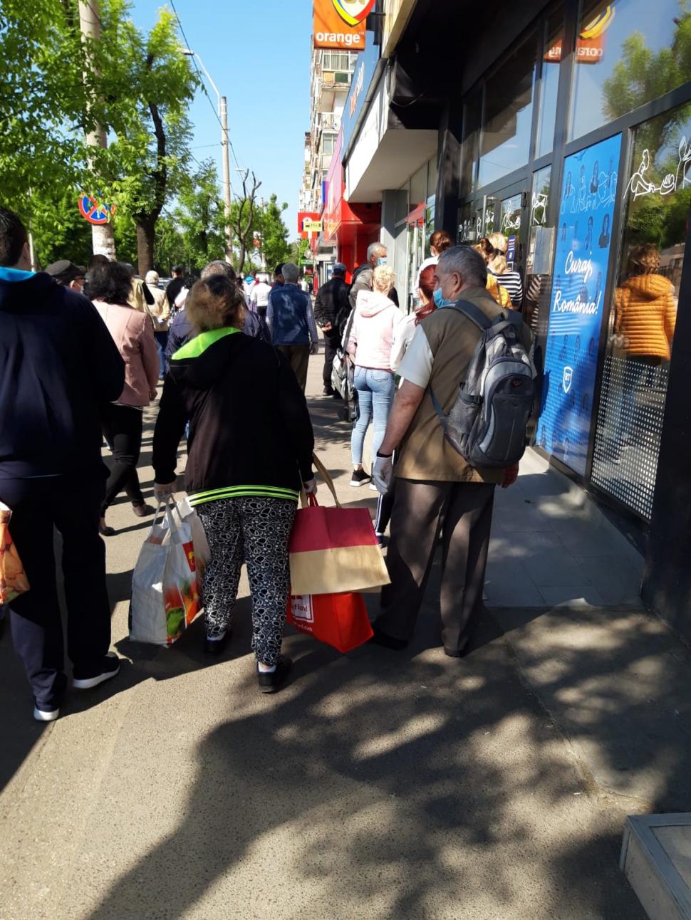 Zeci de bătrâni au stat la cozi mari să-şi plătească facturile, în plină pandemie (Foto) 658862