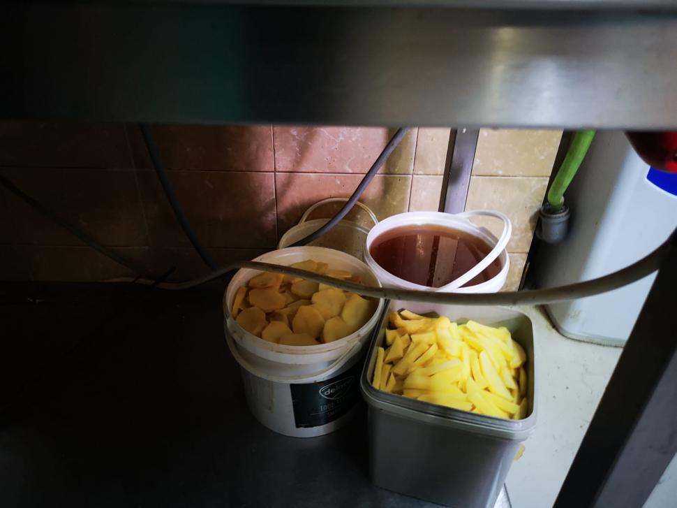 Imagini de coșmar în centre de carantină. Saltele pătate, mizerie fără margini, smântână cu mucegai, pereţi cu grăsime 659115