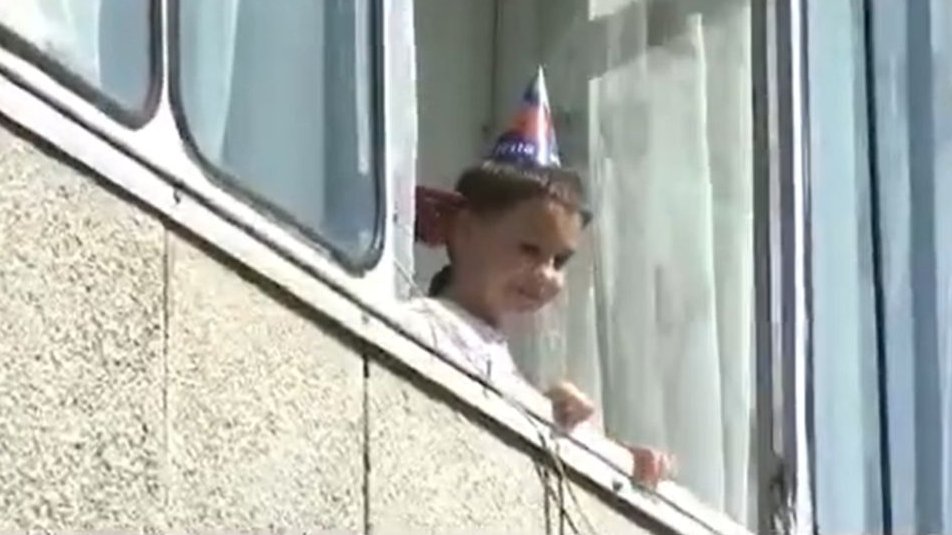 Rafael Alexandru era trist că își va face aniversarea singur. Polițiștii din Suceava i-au făcut însă o surpriză uriașă (VIDEO)