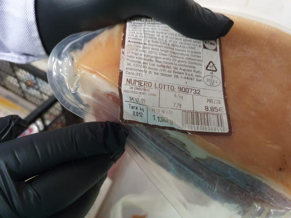 Mâncare expirată de anul trecut și condiții mizere pentru oamenii ținuți în carantină într-o pensiune și două hoteluri din Olt 659408