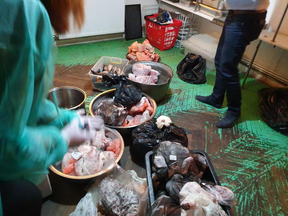 Mâncare expirată de anul trecut și condiții mizere pentru oamenii ținuți în carantină într-o pensiune și două hoteluri din Olt 659409