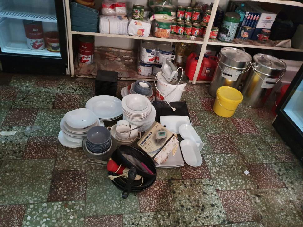 Mâncare expirată de anul trecut și condiții mizere pentru oamenii ținuți în carantină într-o pensiune și două hoteluri din Olt 659412