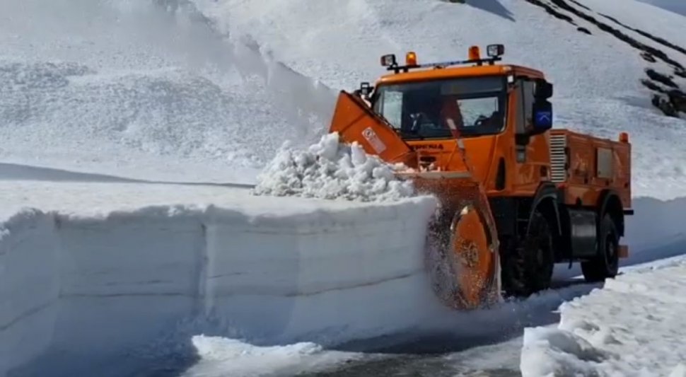 Deszăpezire în forţă pe Transalpina. În unele zone, stratul de zăpadă depăşeşte doi metri (Video)