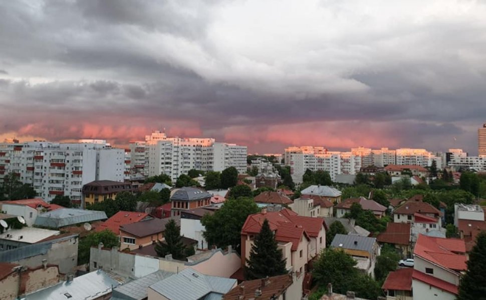 Cer neobișnuit de roșu în București. Apus de soare pe fundal de nori cu formă de rulou