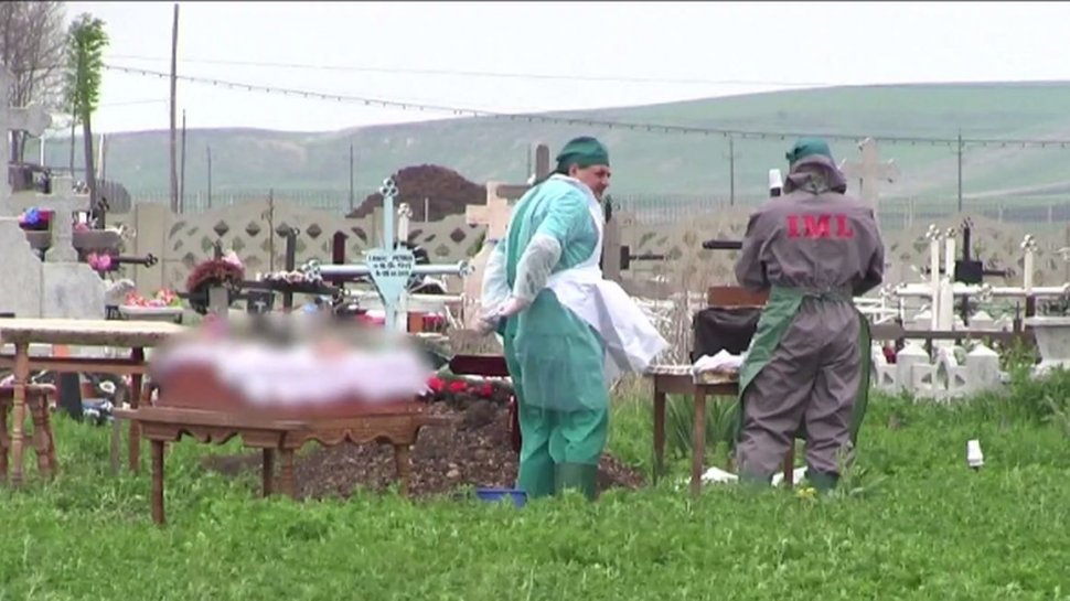 Cadavre deshumate în urma scandalului spirtului contrafăcut. Din ce în ce mai multe decese suspecte
