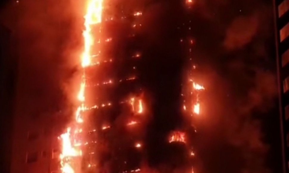 Incendiu uriaș în Dubai. O clădire de 56 de etaje a luat foc