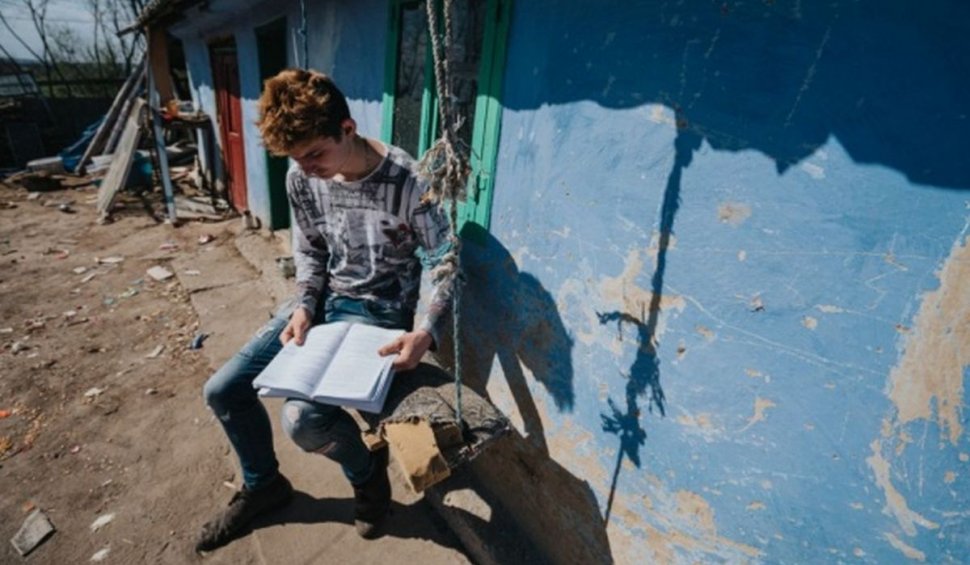 Povestea lui Sebi, copilul din Botoșani care învață la lumânare și vrea să devină medic