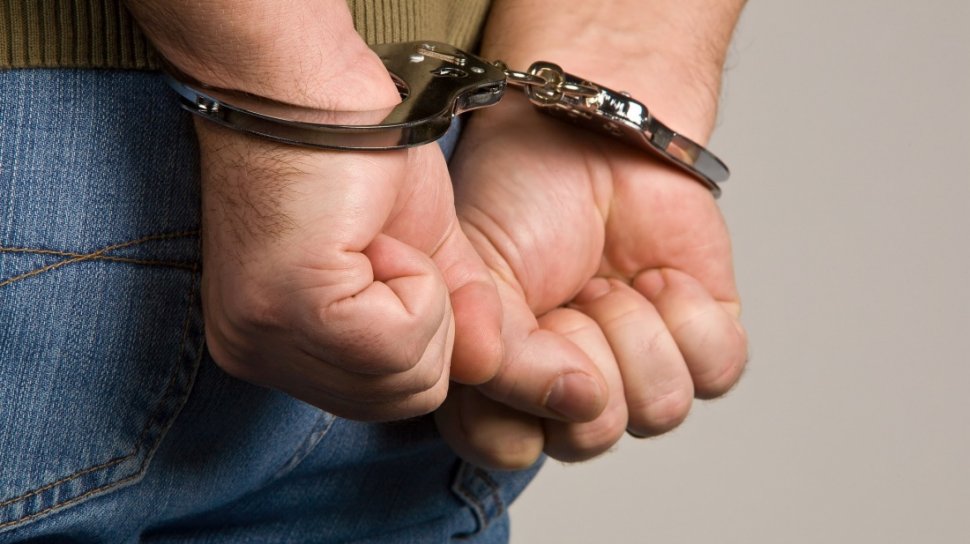 Cei doi arabi care au vândut spirt contrafăcut, arestați preventiv. 10 oameni au murit