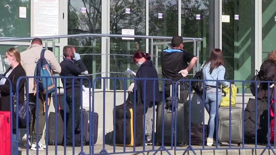 Aeroportul din Iași a fost aglomerat: Sute de români au plecat la muncă în Germania