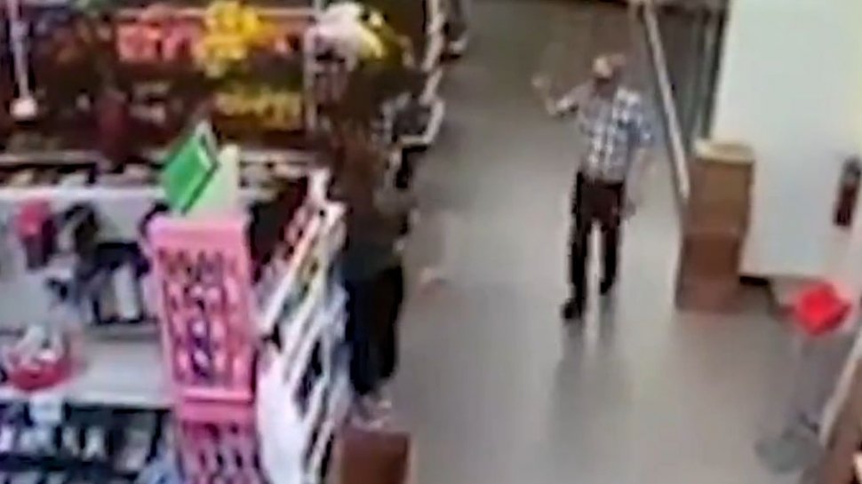 Bătrânul a intrat în magazin și a făcut un gest care ar putea să-l coste libertatea (VIDEO)