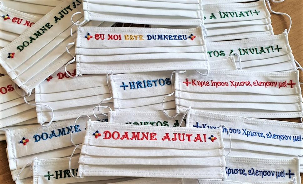 Măști de protecție reutilizabile, cu mesaje creștine, realizate de măicuțele de la o mănăstire din Dobrogea