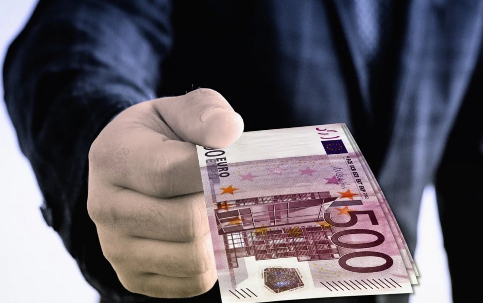 Afaceristul care umblă peste tot cu o sacoșă cu 300.000 de euro cash