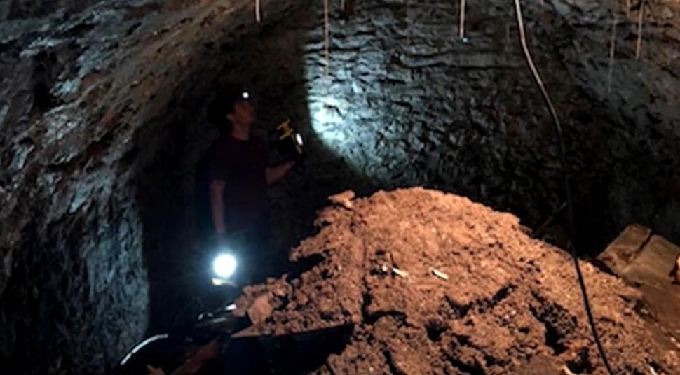 Descoperire incredibilă făcută de un bărbat sub propria casă: E o altă lume! (FOTO) 660684