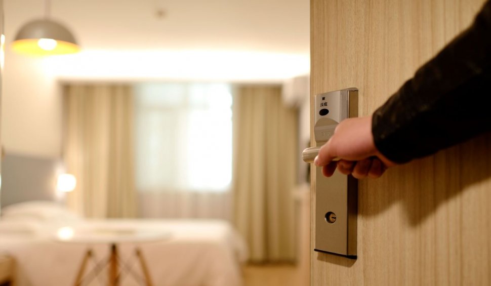 Reguli pentru hoteluri după 15 mai: Mesele vor fi servite în cameră, cu tacâmuri și veselă de unică folosință