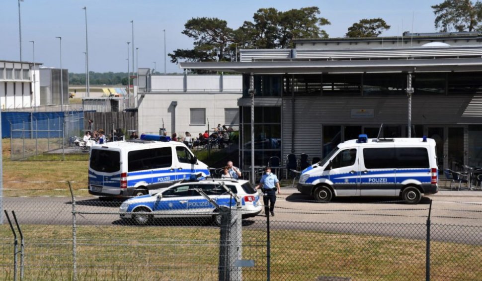 Români plecați la muncă în Germania, blocați de poliție în parcarea unui aeroport