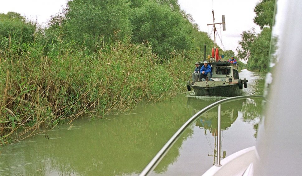 O barcă cu 11 persoane la bord s-a răsturnat în Delta Dunării. Conducătorul ambarcațiunii a fost înghițit de ape