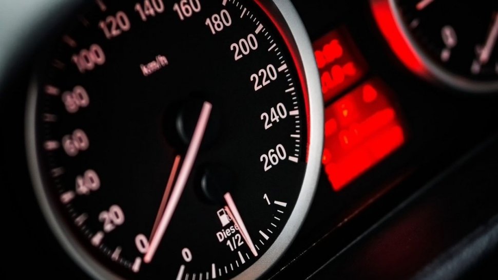 Conducători auto, depistați cu peste 200 km/h pe autostradă