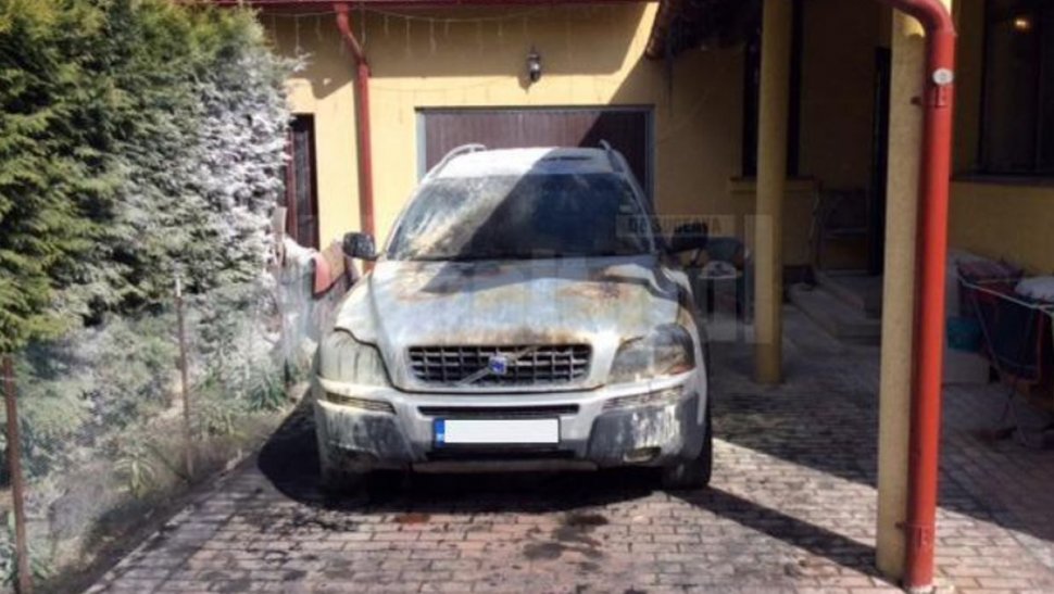 Mașina unui polițist de frontieră din Rădăuți a fost incendiată în toiul nopții: E acțiune de tip mafiot!
