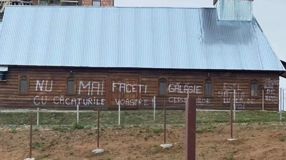 Mesaje jignitoare pe pereții unei biserici din Maramureș: „Nu mai faceți gălăgie!”