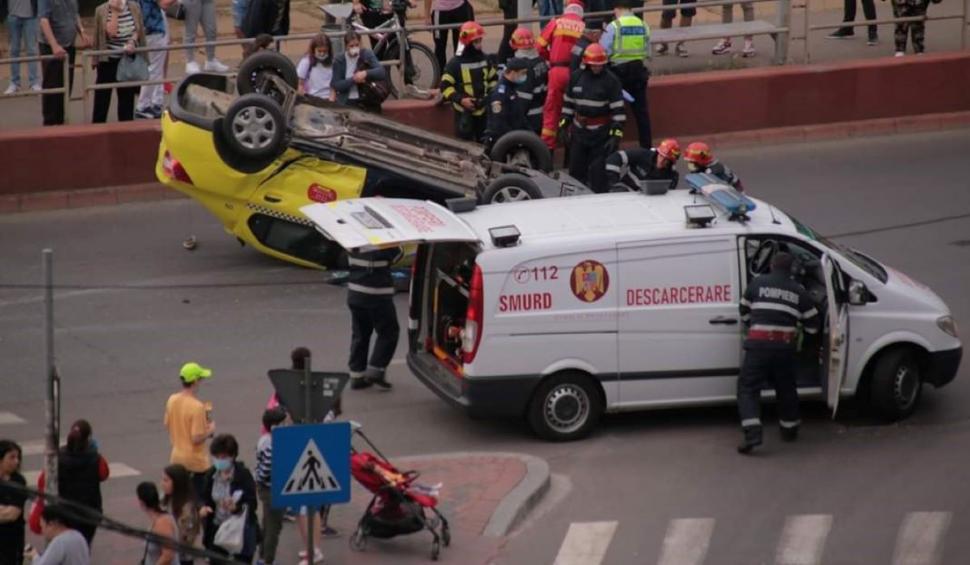 Accident în sectorul 3 din Capitală: un taxi s-a răsturnat pe bulevard 662400