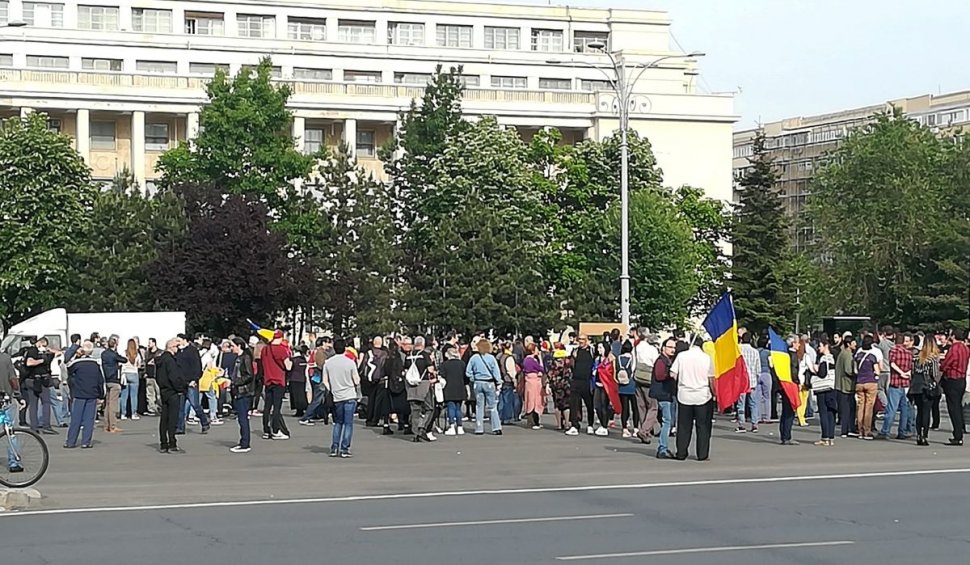 Protest în Piața Victoriei! Peste o sută de oameni au cerut demisia Guvernului
