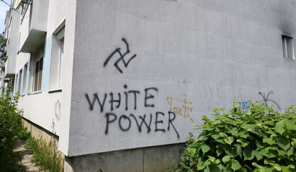 Însemne naziste pe blocuri, garaje și un loc de joacă din Cluj-Napoca