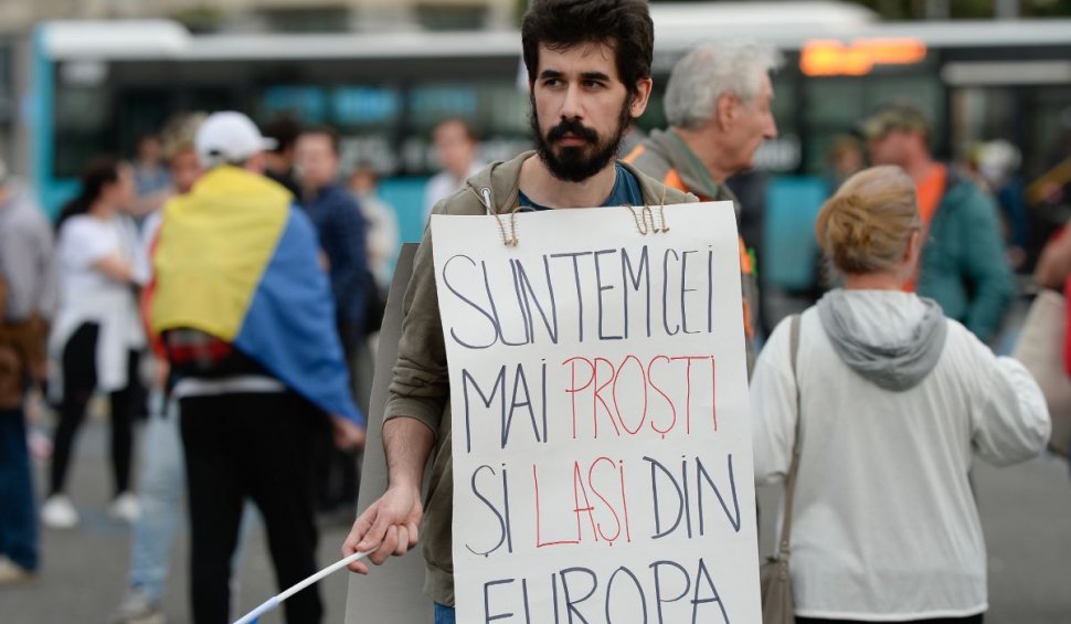 Protest în Piața Victoriei împotriva Guvernului, a restricțiilor și a presei din România