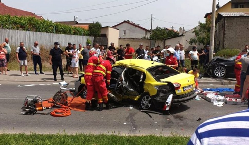 Patru morți la Craiova, printre care şi un copil de şapte ani, după ce un taxi a fost spulberat de un BMW