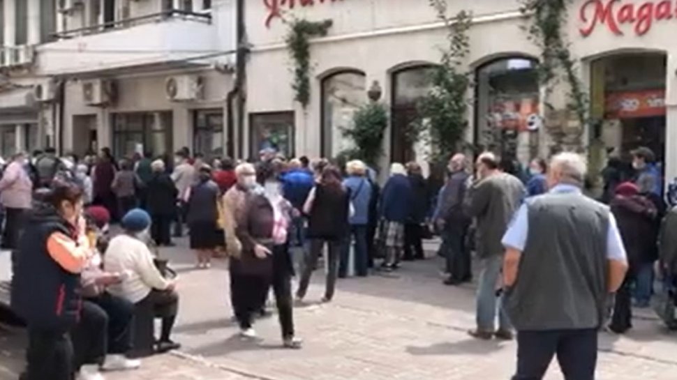 Îmbulzeală la Casa de Ajutor Reciproc a Pensionarilor din Constanța: „Nu ne mai facem bine” (VIDEO)
