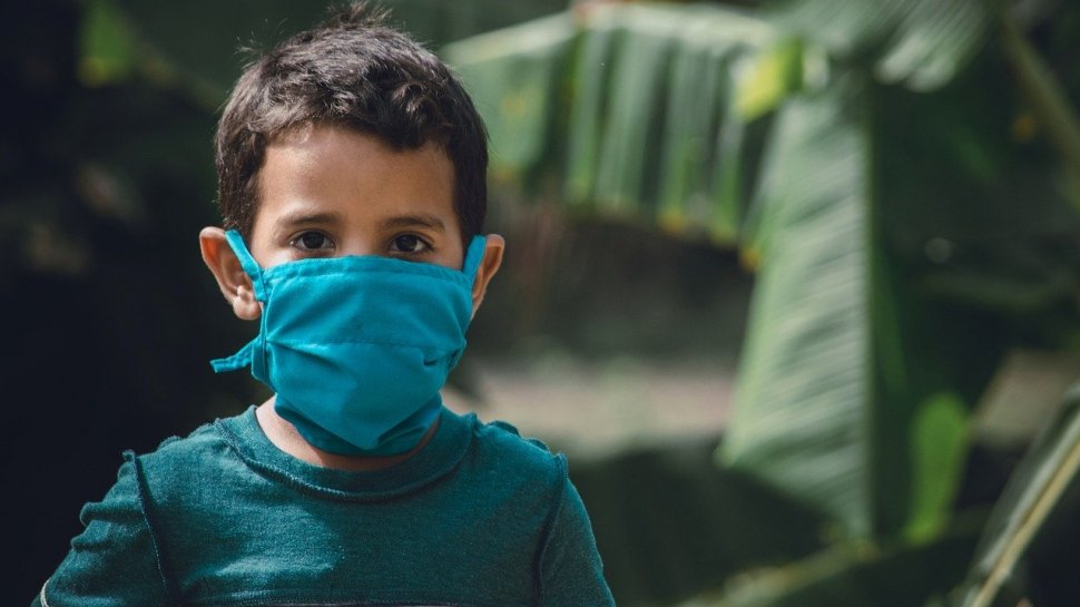 Epidemiologi britanici: Copiii ar putea să nu transmită Covid-19