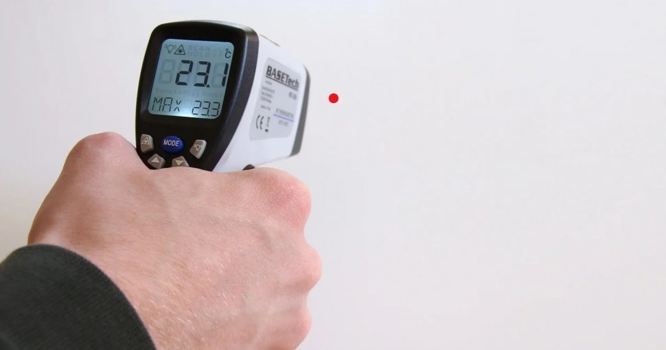 Mulți români reclamă că termometrele cu care sunt testați la intrarea în supermarket arată valori aiuritoare. Explicația specialiștilor 