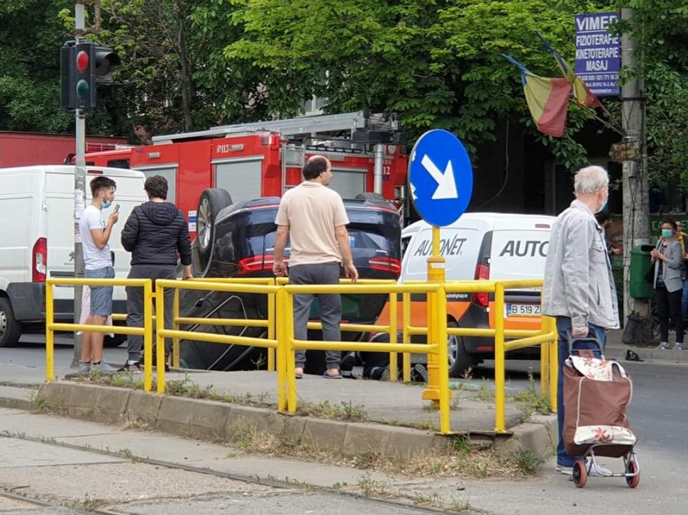 Accident în sectorul 6 al Capitalei, în Militari. O mașină s-a răsturnat 663139