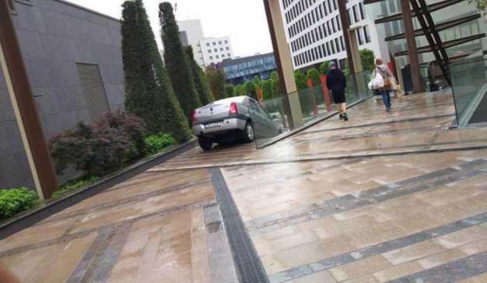 Cascador fără voie, la Timișoara. A luat-o pe scări, cu mașina, la mall 663304