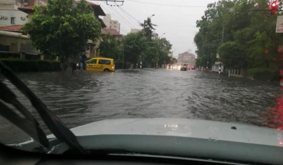 Rupere de nori în Târgu Jiu. Centrul orașului a fost inundat