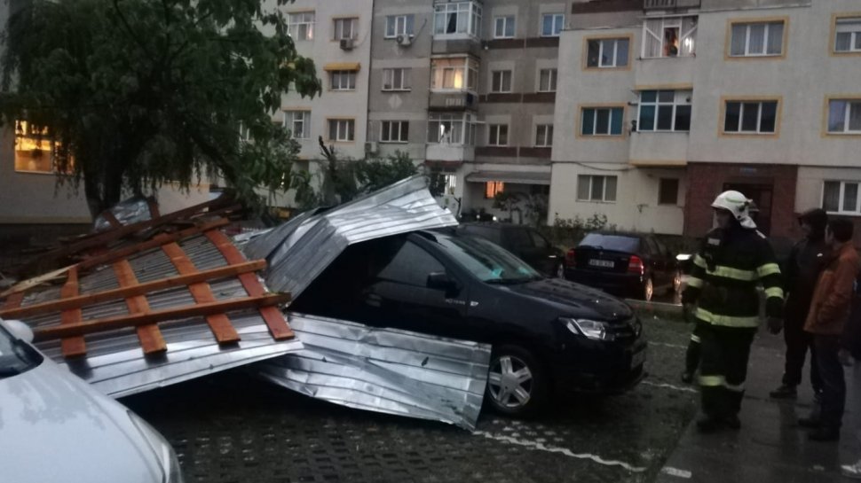 Municipiul București și alte opt județe, afectate puternic de vânt și averse torențiale