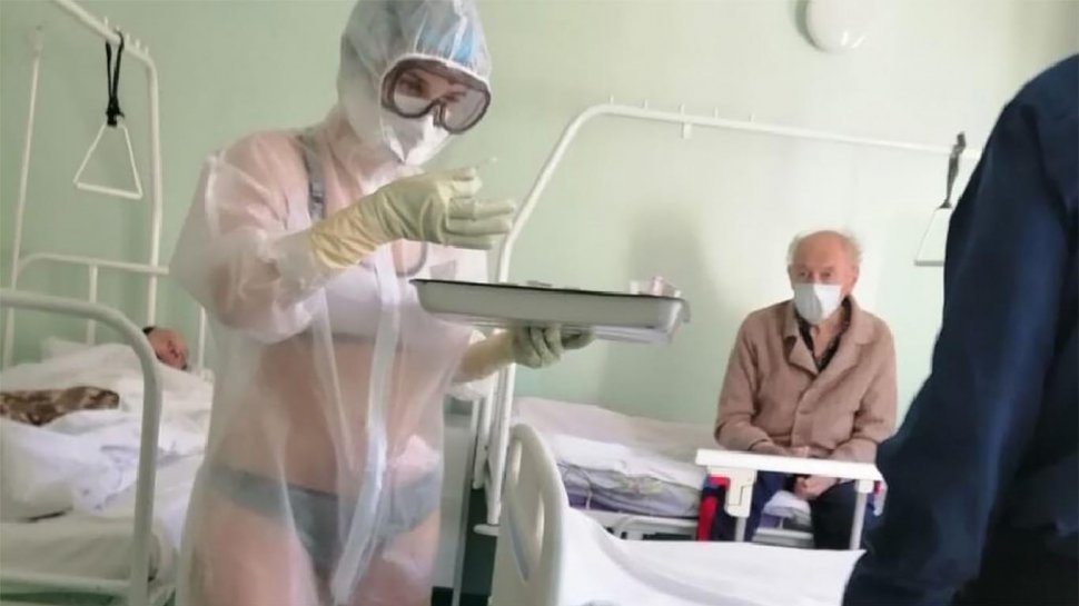 Un cadru medical din Rusia tratează pacienții cu coronavirus din spital în lenjerie intimă
