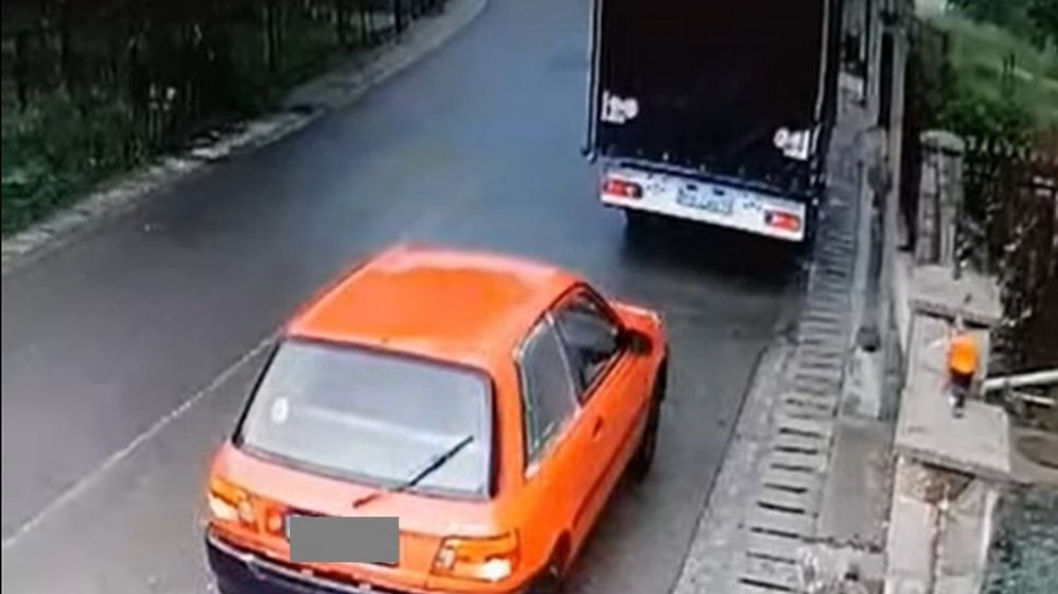 Gest revoltător făcut de o șoferiță din Prahova. Imaginile au fost surprinse de o cameră de supraveghere (VIDEO)