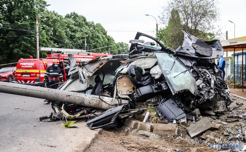 Mașină ruptă în două de un stâlp de electricitate, la Giurgiu. Imagini spectaculoase de la fața locului 663434