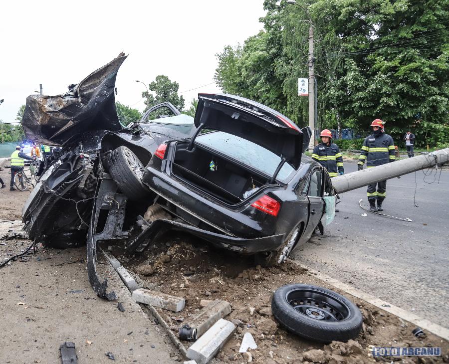 Mașină ruptă în două de un stâlp de electricitate, la Giurgiu. Imagini spectaculoase de la fața locului 663436