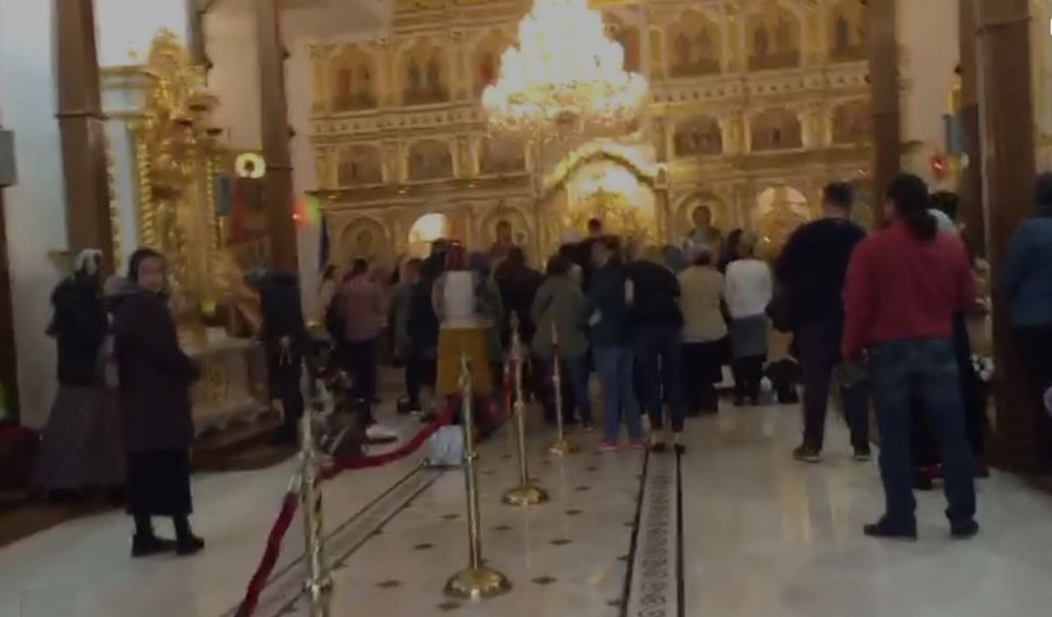 Oameni unii lângă alţii şi fără mască, în Catedrala Mânturii, la slujba de Sf Constantin şi Elena (Video)