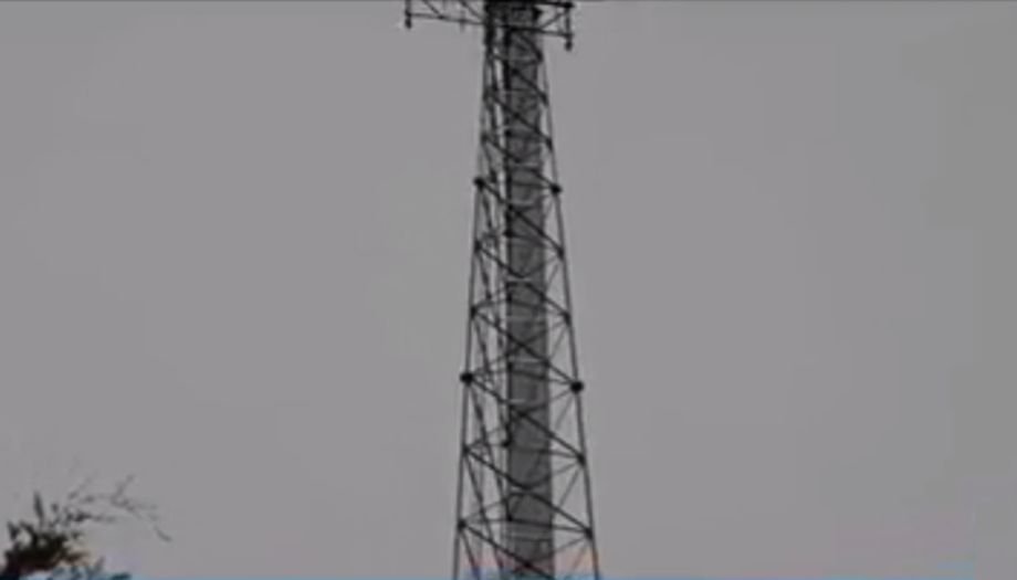 Turnuri de telefonie 5G, incendiate în mai multe țări din Europa de conspiraţionişti (Video)