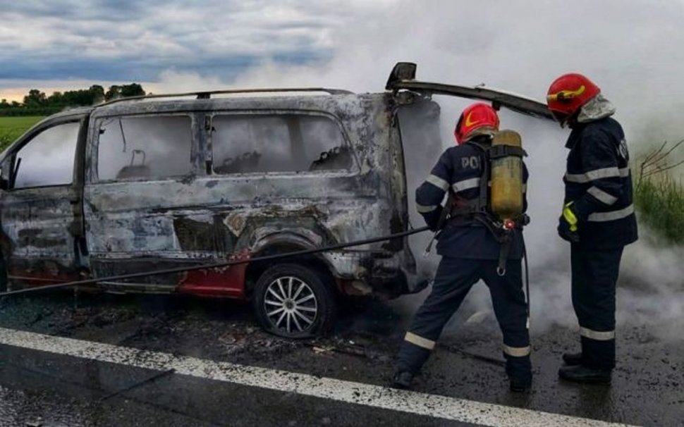 Un microbuz a ars în totalitate pe A1, pe sensul de mers Pitești-București. Mai multe persoane s-au autoevacuat