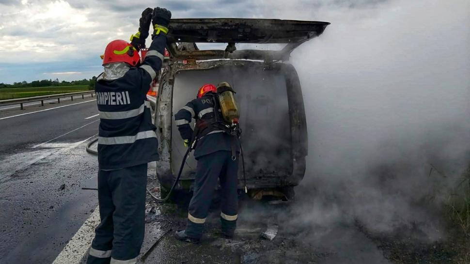 Un microbuz a ars în totalitate pe A1, pe sensul de mers Pitești-București. Mai multe persoane s-au autoevacuat 663521