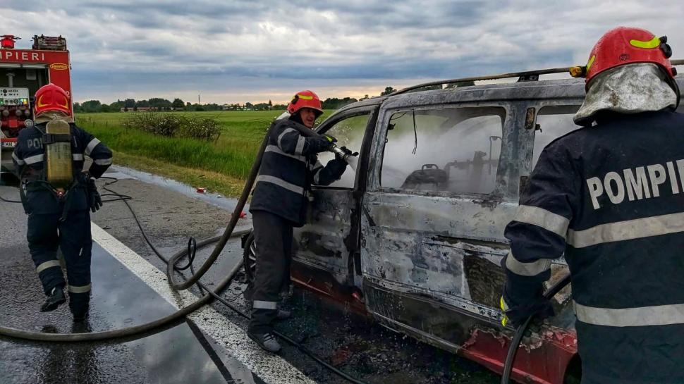 Un microbuz a ars în totalitate pe A1, pe sensul de mers Pitești-București. Mai multe persoane s-au autoevacuat 663522