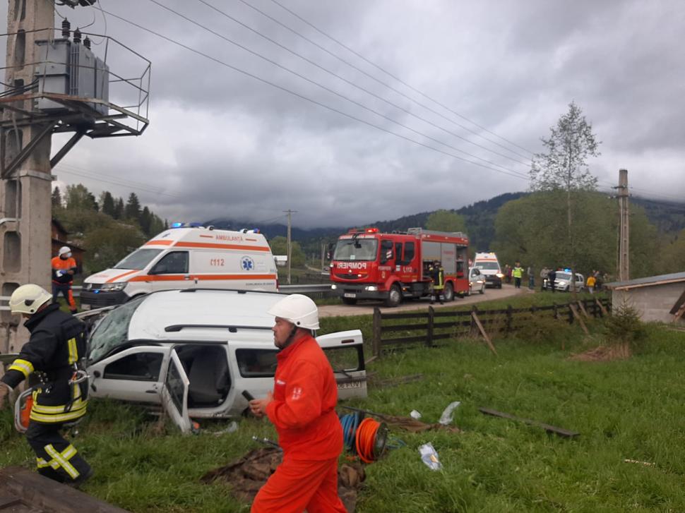 Accident grav în județul Suceava, după ce o mașină a intrat într-un stâlp: Un mort și cinci persoane rănite (FOTO)  663922