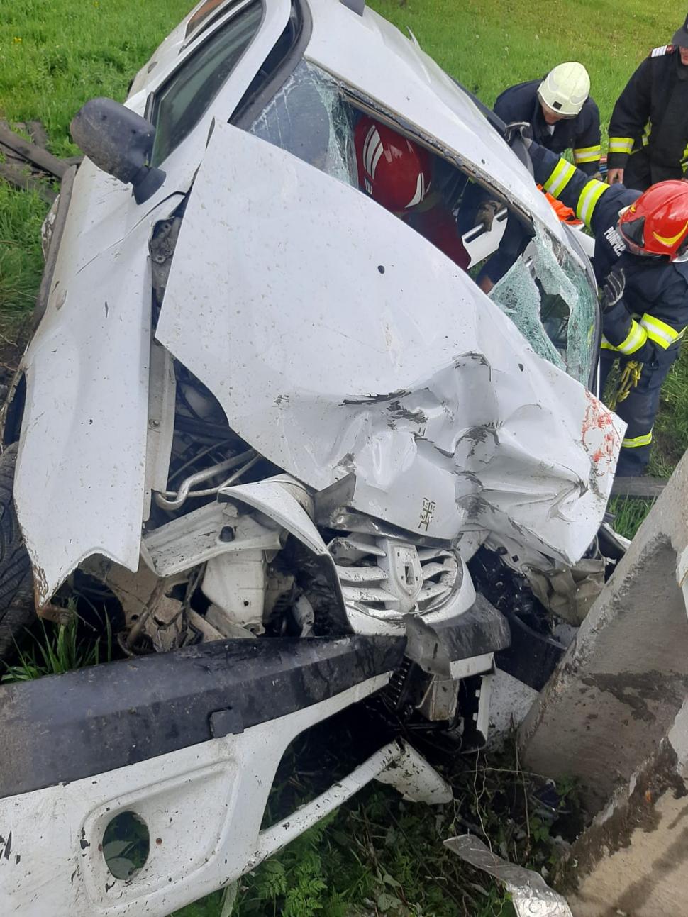 Accident grav în județul Suceava, după ce o mașină a intrat într-un stâlp: Un mort și cinci persoane rănite (FOTO)  663924