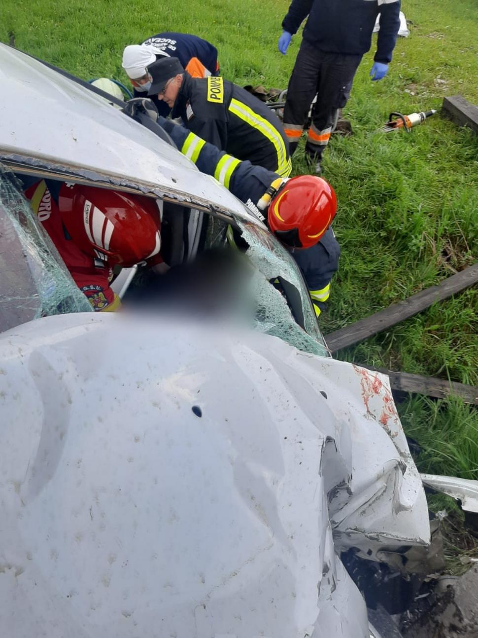Accident grav în județul Suceava, după ce o mașină a intrat într-un stâlp: Un mort și cinci persoane rănite (FOTO)  663925