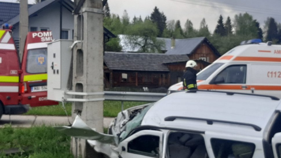 Accident grav în județul Suceava, după ce o mașină a intrat într-un stâlp: Un mort și cinci persoane rănite (FOTO) 