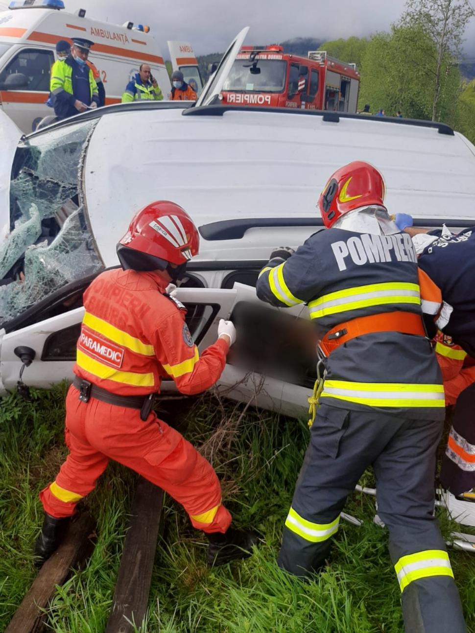 Accident grav în județul Suceava, după ce o mașină a intrat într-un stâlp: Un mort și cinci persoane rănite (FOTO)  663928