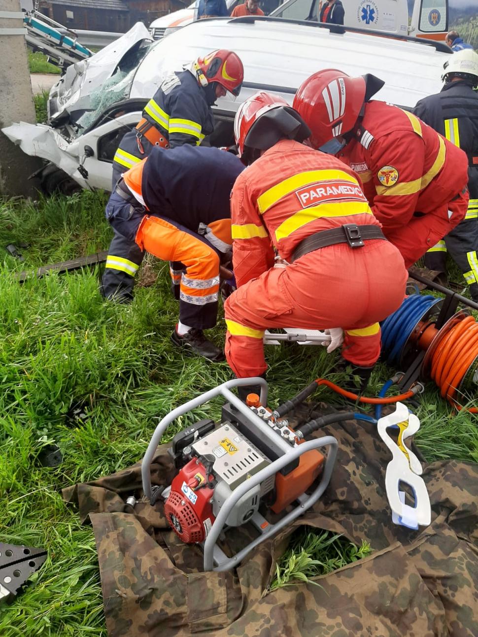 Accident grav în județul Suceava, după ce o mașină a intrat într-un stâlp: Un mort și cinci persoane rănite (FOTO)  663930